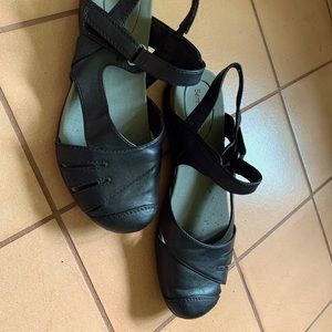 Bare Traps. Women Sandals. 7.